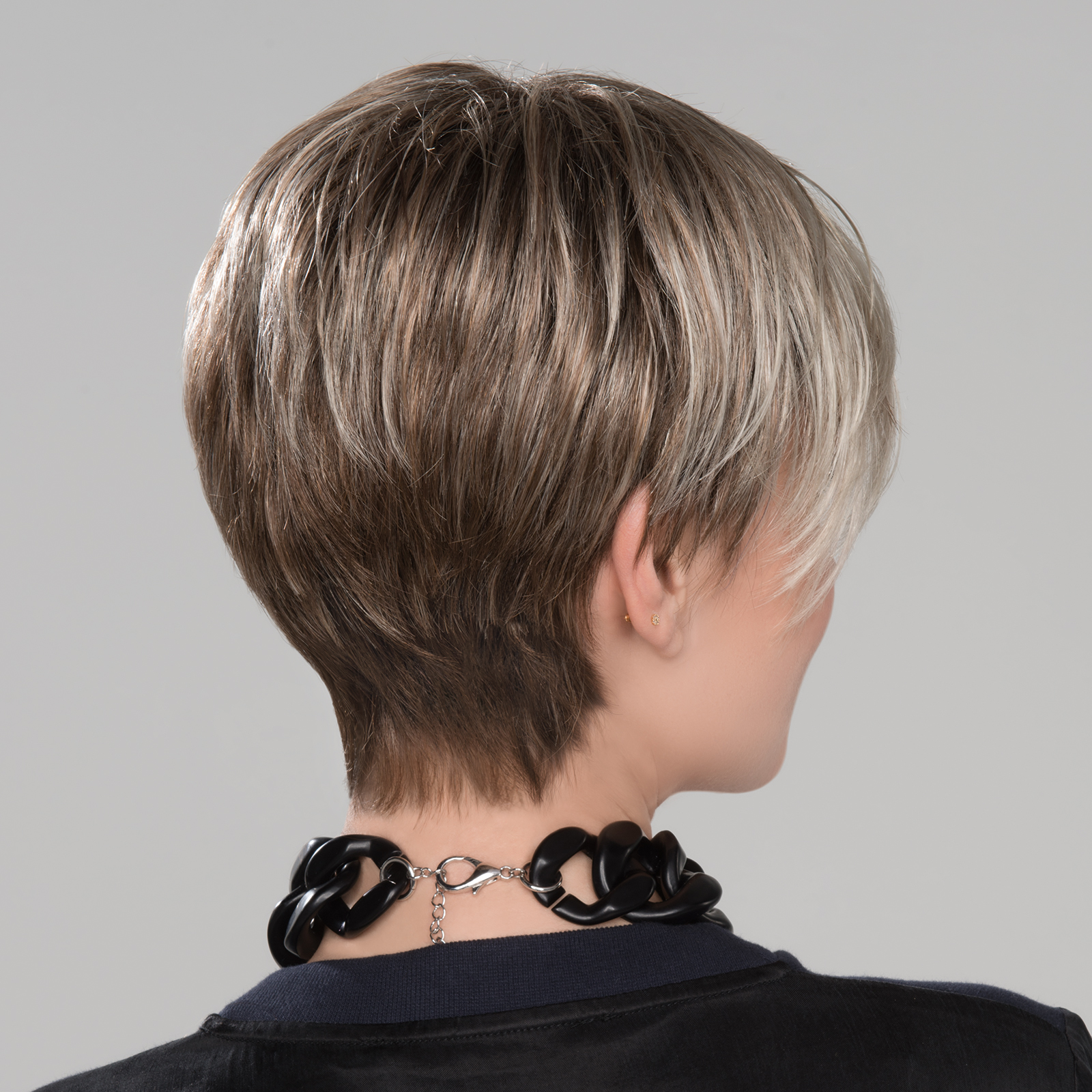 Tapered neckline and extra comfort. Tapered neckline and extra comfort.