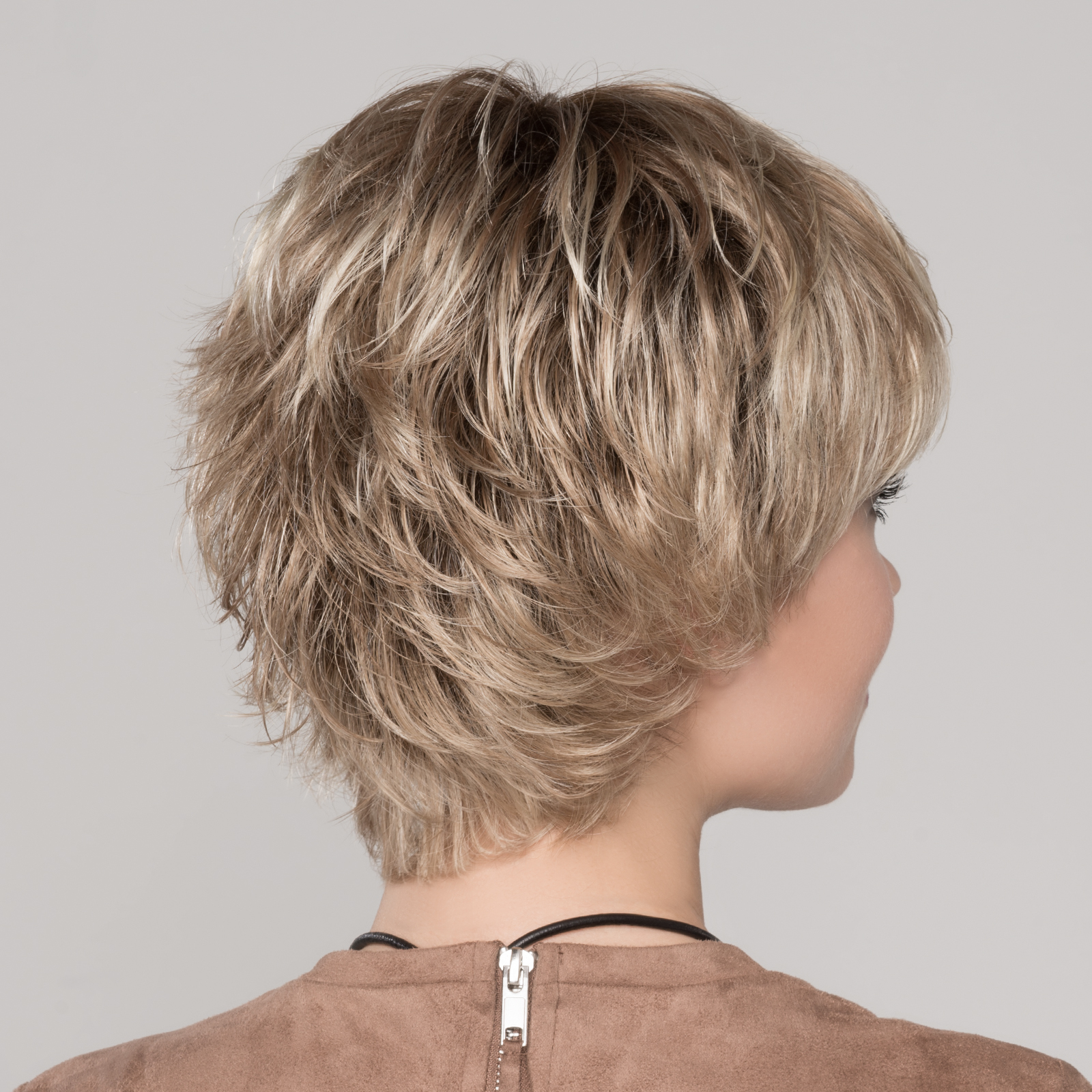 Textured layers at the back – you can tousle or smooth down | champagne rooted