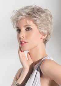 Posh | Wear it away from the face with the lace front feature. The looks are varied with this short wig.