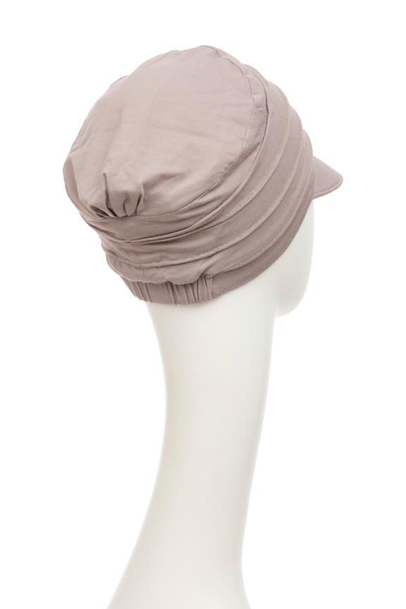 We introduce our most popular Christine model, the HocYoga in a new sporty cap version and has named this upgrade the HocYoga Cap. The HocYoga turban is characterized by its simplicity and feminine expression with fine stitching across the turban, which gives a natural fullness. Here on our upgrade of the model we add a soft, classic shade. The shade on the model is a bit smaller compared to our other sun hats. This is to ensure that the model has a sporty look and can therefore be easily used outside and inside. HocYoga has UPF 50+ sun protection, which makes it particularly ideal to use in the summer - but is an all year-round model, which is also good if you are particularly sensitive to light in the winter.