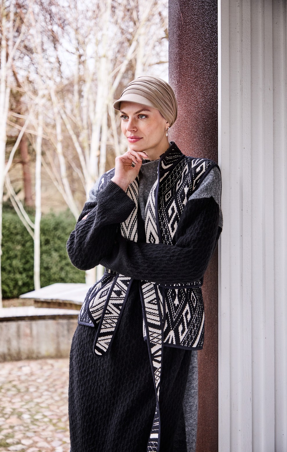 We introduce our most popular Christine model, the HocYoga in a new sporty cap version and has named this upgrade the HocYoga Cap. The HocYoga turban is characterized by its simplicity and feminine expression with fine stitching across the turban, which gives a natural fullness. Here on our upgrade of the model we add a soft, classic shade. The shade on the model is a bit smaller compared to our other sun hats. This is to ensure that the model has a sporty look and can therefore be easily used outside and inside. HocYoga has UPF 50+ sun protection, which makes it particularly ideal to use in the summer - but is an all year-round model, which is also good if you are particularly sensitive to light in the winter.