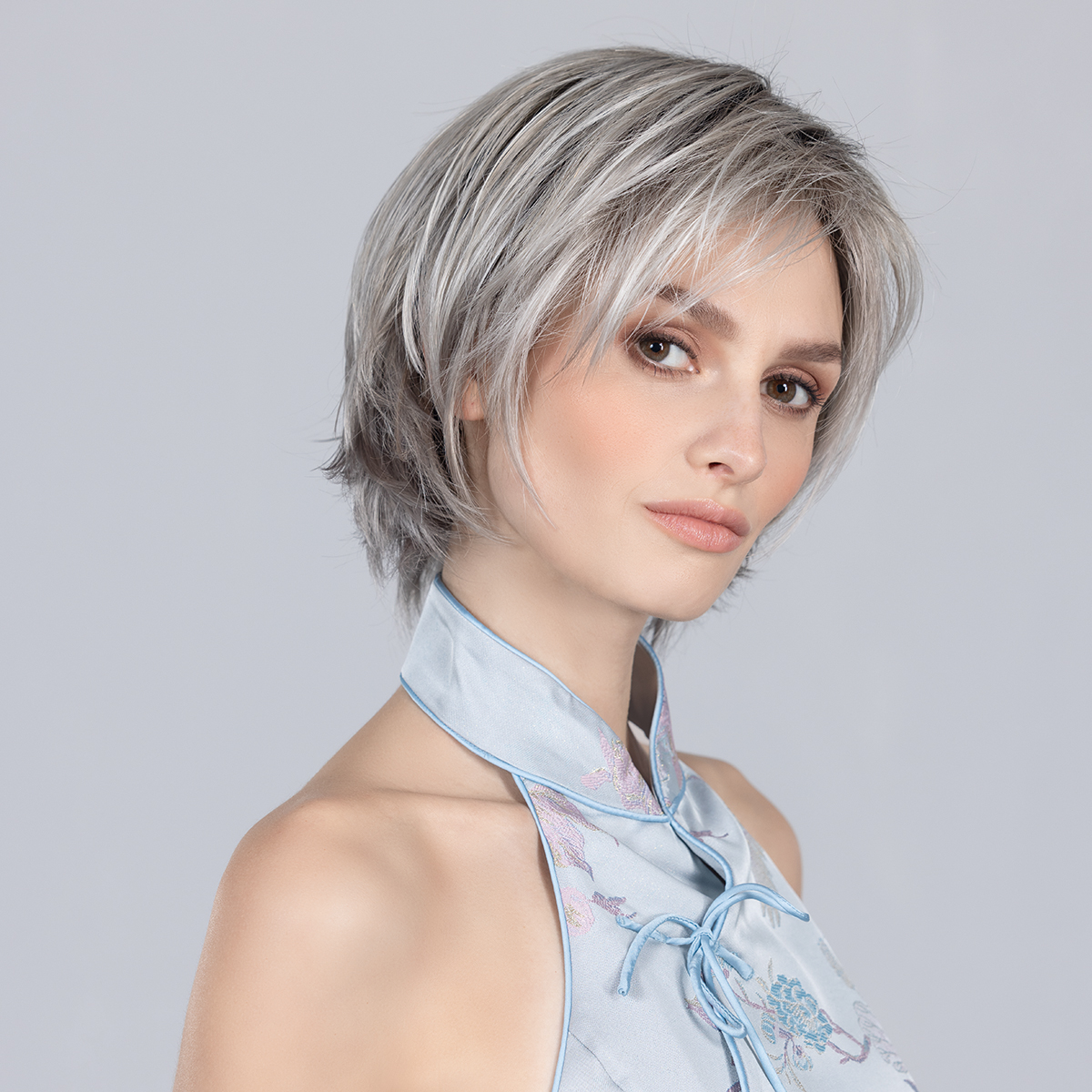 easy-mono-part-metallic-blonde-rooted easy-mono-part-metallic-blonde-rooted
