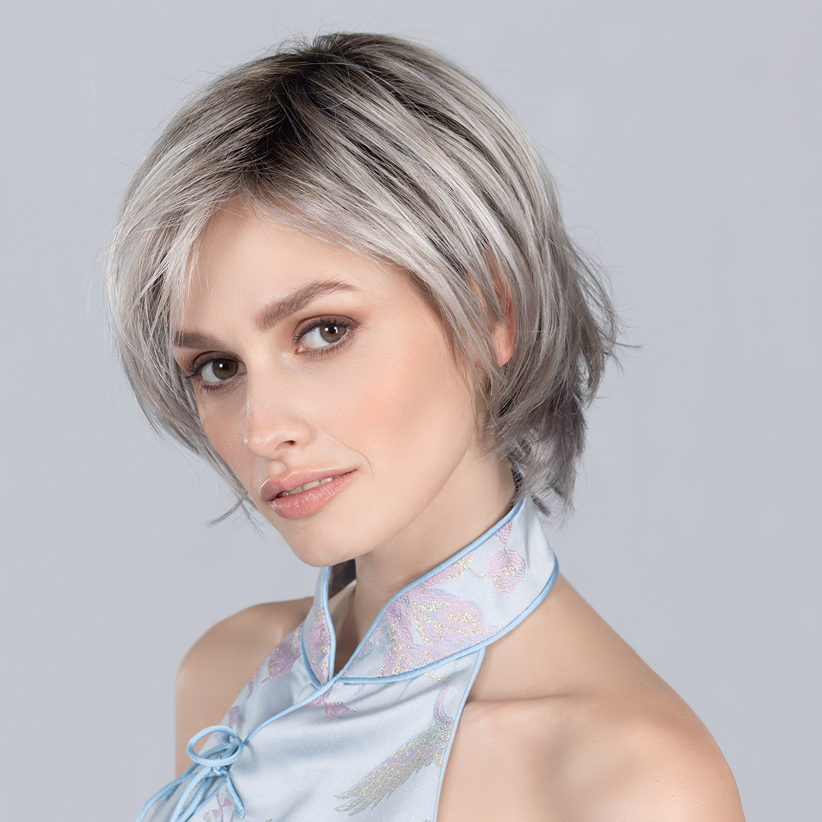 easy-mono-part-metallic-blonde-rooted easy-mono-part-metallic-blonde-rooted